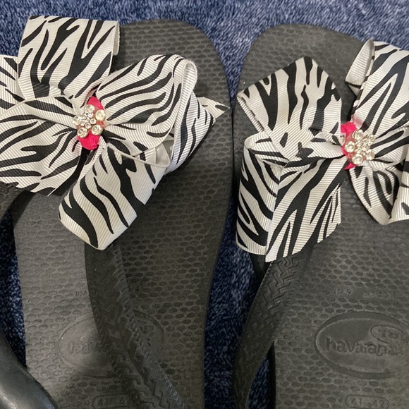 Like New Havaianas size 9 black, white,pink - Picture 3 of 4